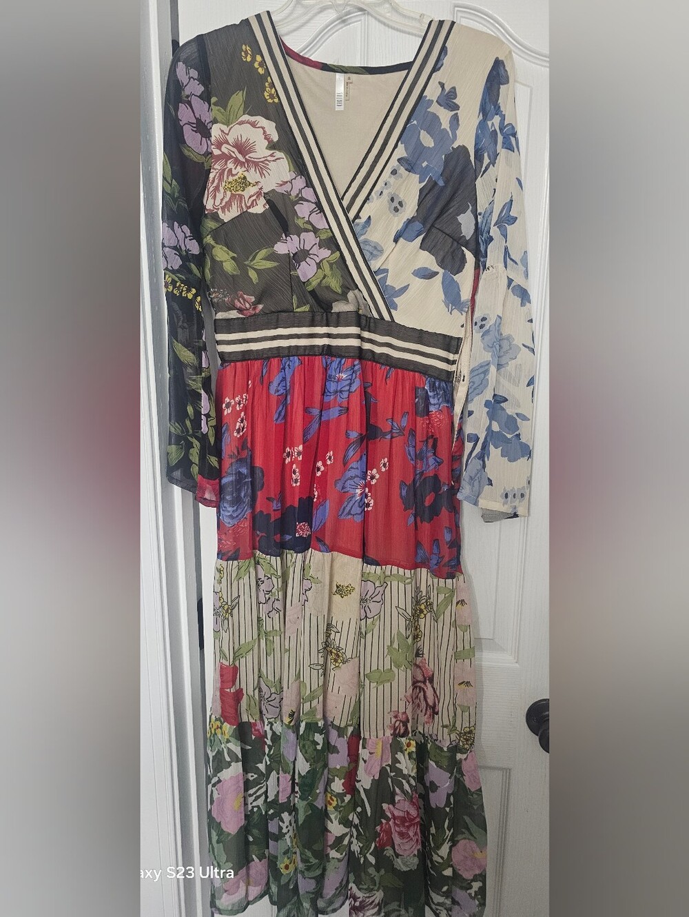 Kaktus lightweight, long-sleeve maxi dress features a multi-patterned patchwork - Picture 3 of 6